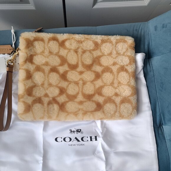 Coach Charter Pouch in Signature Shearling in neutral CC157 - Picture 6 of 6